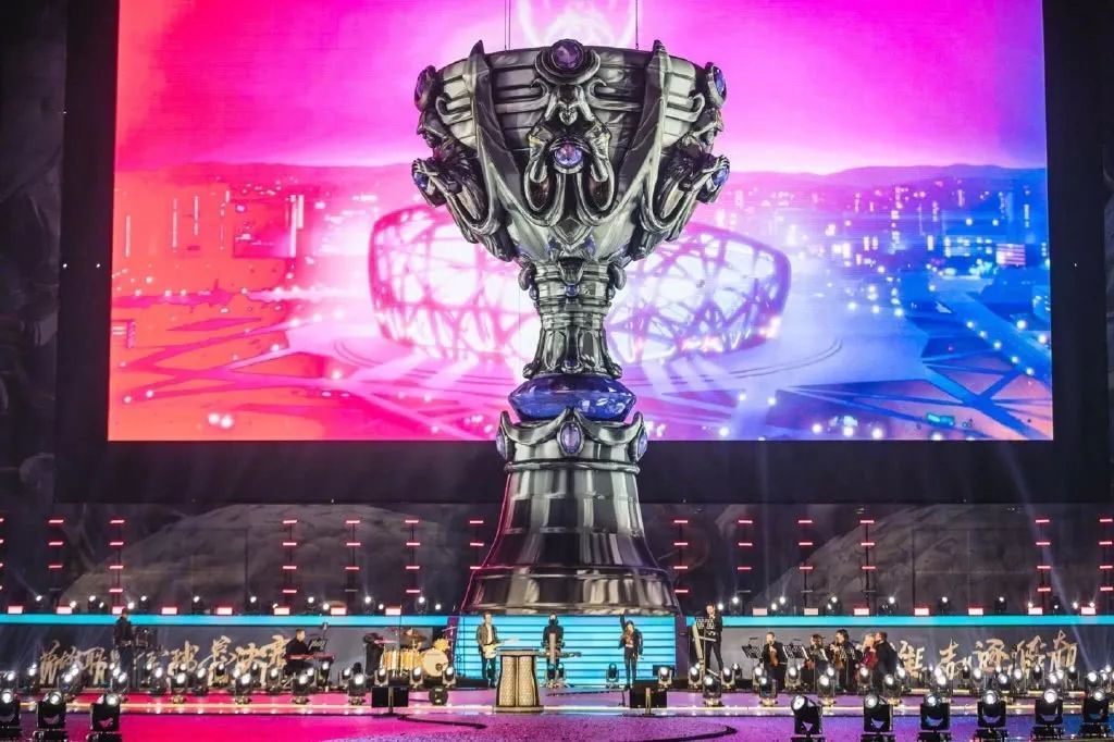 Life ： 会根据FPX阵容需要去做搭配英雄