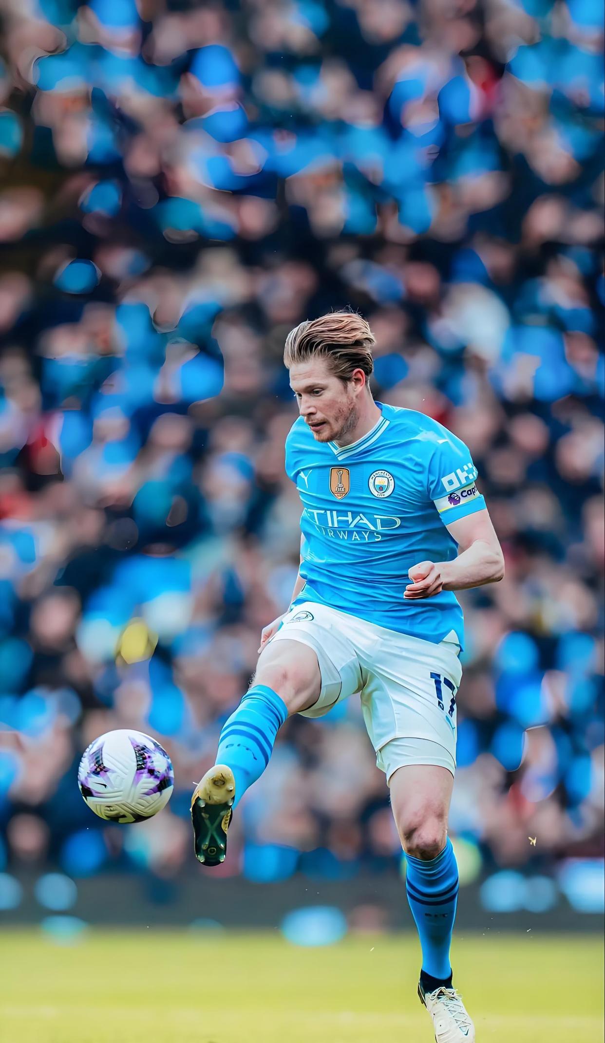 TA：利物浦球迷对阿诺德情感复杂，右路离开他后实力大打折扣（TA：阿诺德成红军球迷的矛盾焦点，右路失去他后战力明显下滑）