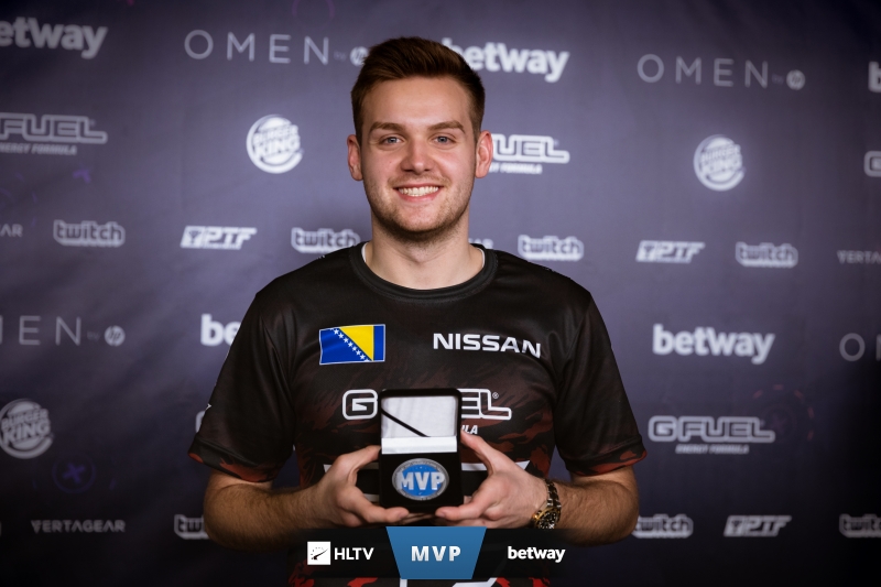 仍然在考虑中路的Tristana吗？ Creme 韩国服务器排名正在训练Tsar，并选择了中路的Charmander和Tristana